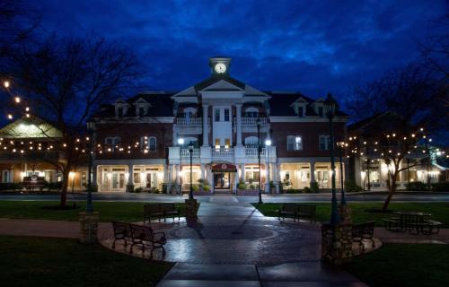 Copperopolis Hotel | Gateway Hotel, Trademark Collection by Wyndham