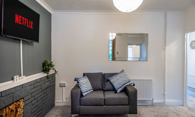 Port Talbot House | Smart Tv's in all 4 Bedrooms for your Convenience!