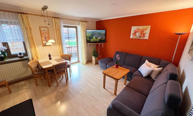 Hartkirchen Apartment | Gemütliche Ferienwohnung mit Balkon und geräumigen Bad mit Dusche und Fenster