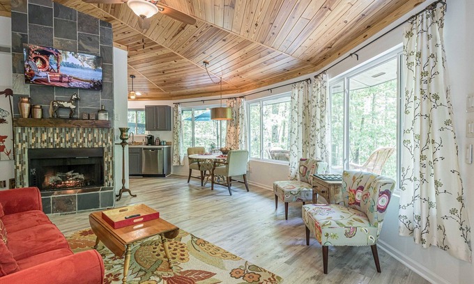 Dahlonega House | Gem - Fireplace - Forest - Relax - Wineries - Fire Pit - Grill - ROKU-Vibe-Queen