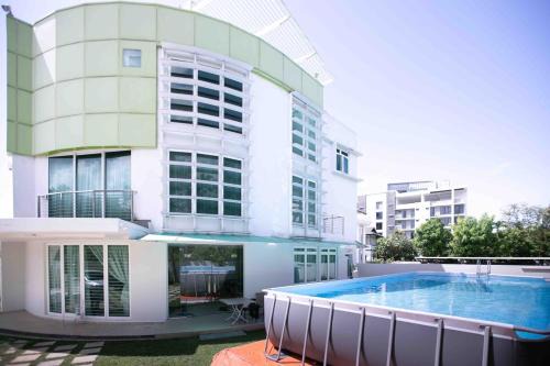 Downtown George Town Villa | GeorgeTown Codrington 6BR KTV BBQ Pool Bungalow 28Pax