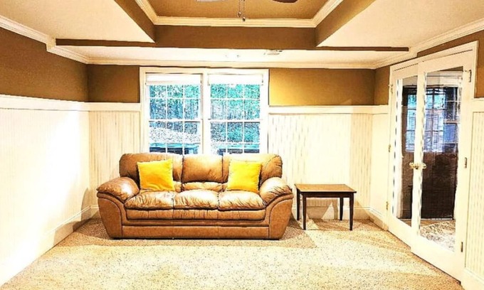Johns Creek Apartment | Get cozy in this 2-bedroom garden apartment in peaceful Alpharetta.