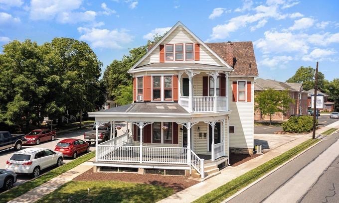 Gettysburg House | Gettysburg Home sleeps 10 with parking and Game Room. Just off the square.