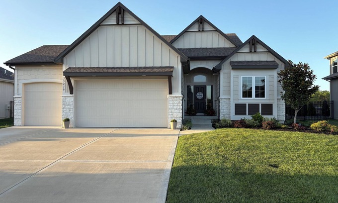 Olathe House | Gigi's Luxury Golfcourse Oasis!