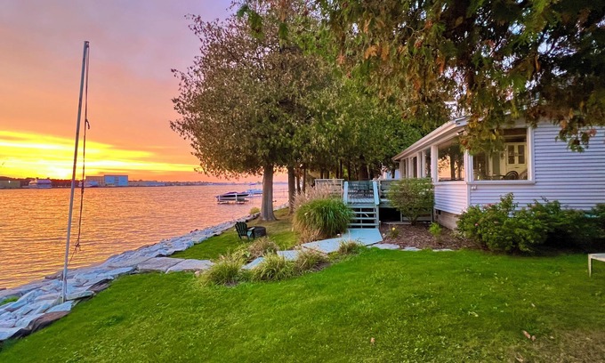 Sturgeon Bay Cottage | Gigi's Wonderful waterfront home
