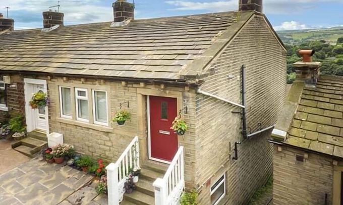 Ainley Top Cottage | GINNEL CORNER, family friendly, character holiday cottage in Golcar