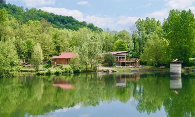 Bregnier-Cordon Ski Chalet | Gîte Prestige - Fishing cottage on the edge of a pond