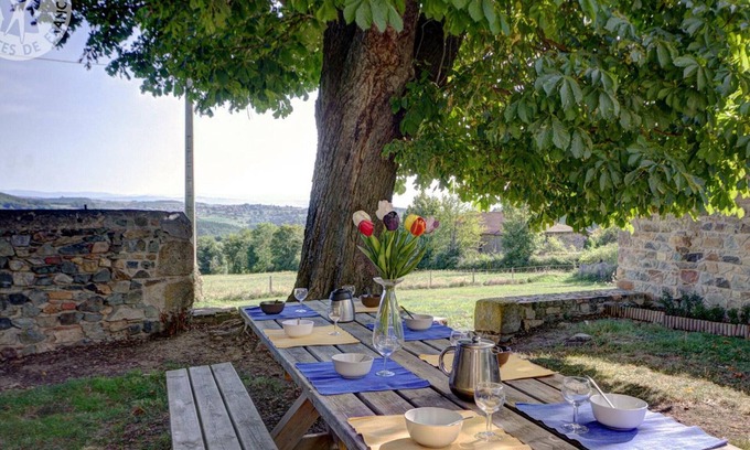 Saint-Martin-la-Sauvete Cottage | Gite Saint-Martin-la-Sauveté, 5 bedrooms, 10 persons