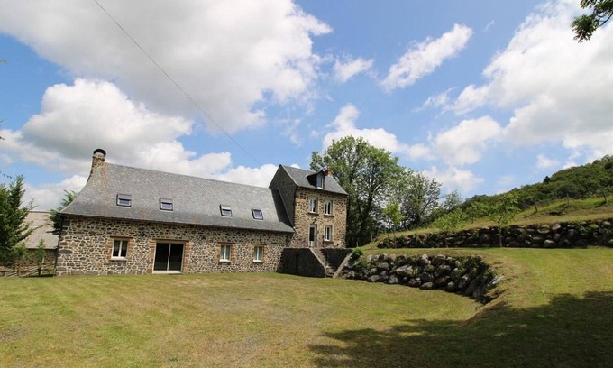 Veze Cottage | Gite Vèze, 3 bedrooms, 6 persons