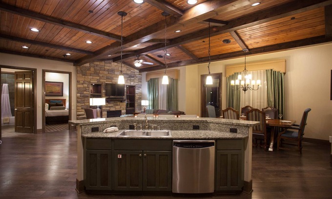 Lake Delton Resort | Glacier Canyon Resort With Free access to WaterParks and other Amenities