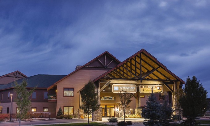 Lake Delton Resort | Glacier Canyon Resort With Free access to WaterParks and other Amenities