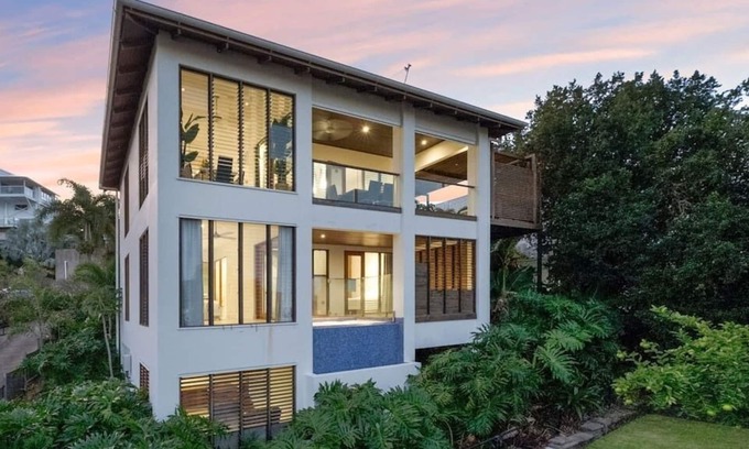 Castle Hill House | Glamis Lodge Summary: