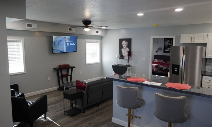 Fulton Apartment | Glamorous 1BR/1.5BA Apartment – Modern Charm with a Touch of Old Hollywood Glam