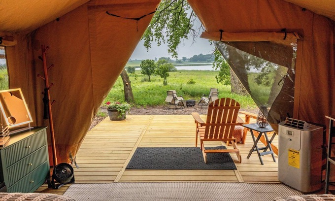 Currie Cabin | Glamp and Uncork at Painted Prairie Vineyard