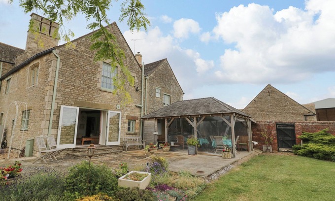 Fotheringhay House | GLAPTHORN MANOR, pet friendly, character holiday cottage in Oundle