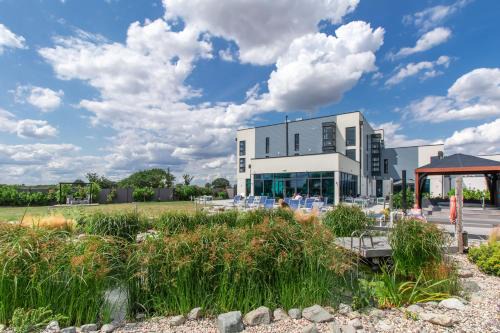 Upminster Resort | Glass House Retreat