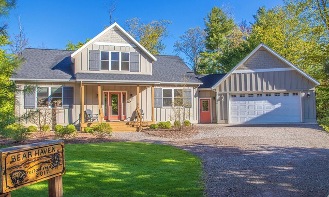 Empire Cabin | Glen Arbor, MI - Walk to Town, Home Theater, Pool Table, bon fire