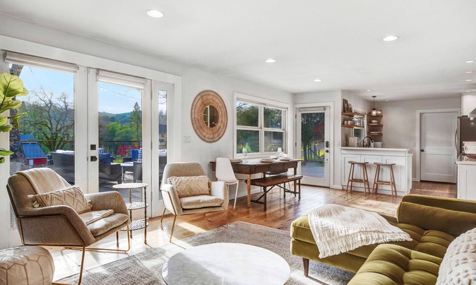 Glen Ellen House | Glen Ellen Wine Country Cottage -Hot Tub-Yoga Yurt-EV Charger-Organic Vineyard