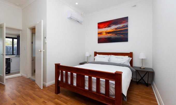 Glenelg North House | Glenelg North Modern Studio, QBed,Wifi, Pet
