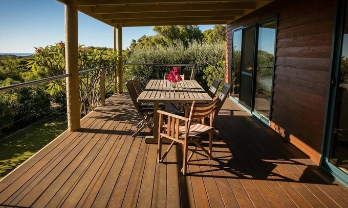 Gnarabup House | Gnarabup Views is a casual, cozy home and only a short walk to the beaches