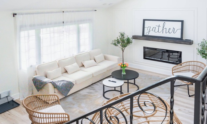 Upper Arlington House | Go Buckeyes!Stylish 3-Level Haven Near OSU,PS5,Skylight, Tailgate-Ready Backyard