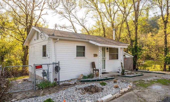 Hot Springs Cabin | Goat Rock Cabin: Secluded Retreat with Fire Pit, Outdoor Shower, Hammock & Fenced Yard Near Trails!