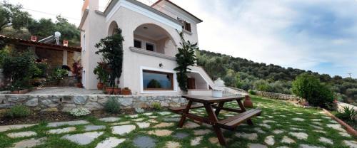 Sourpi Apartment | Goddesses Villa 1 in Nies