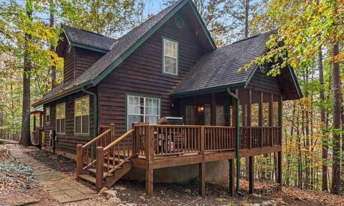 Dahlonega Cabin | Gold Dust Getaway - Near Downtown/Hot Tub/Fire-Pit/Dog-Friendly