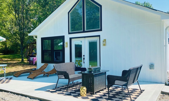 Franklin Cottage | Golden Grove Studio Cottage – Luxury Bath & Fire pit. Franklin Fall Escape