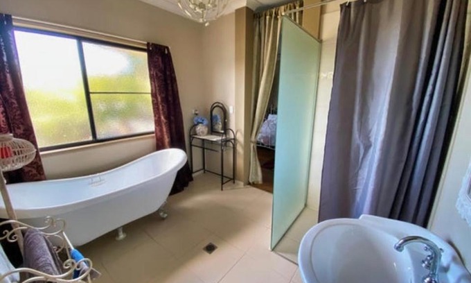 Sarina Bed & Breakfast | Golden Lace