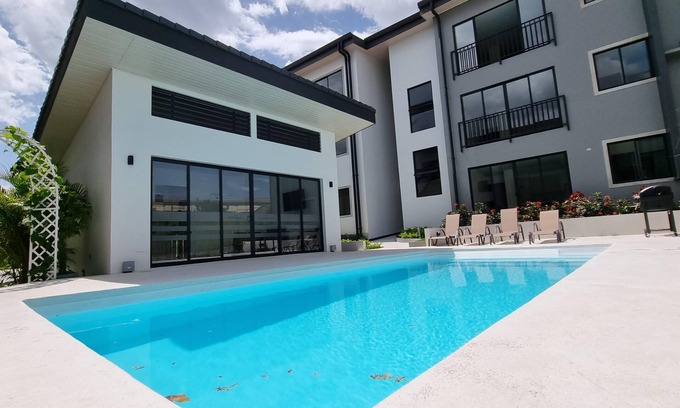 Alajuela Apartment | Golden Loft with AC, Pool, 5 min from the Airport!