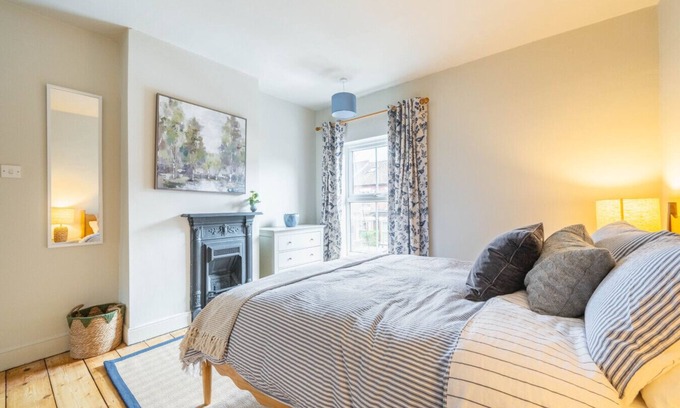 Eaton House | Golden Triangle 2 bed + Garden + Parking