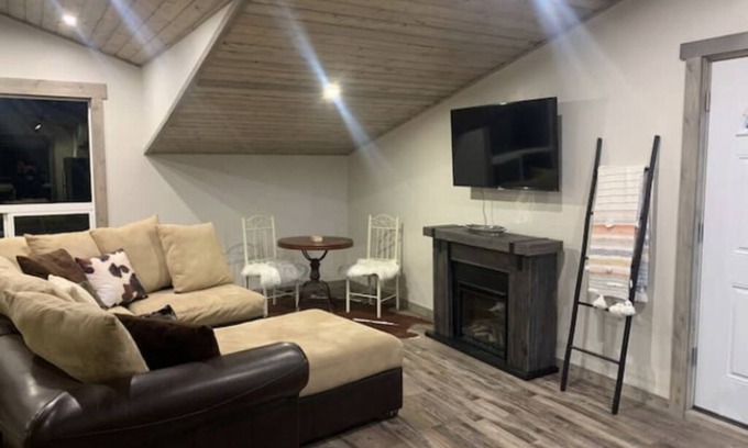 Ennis Apartment | Golden Views In Every Direction!