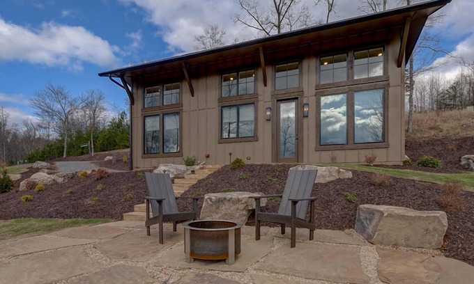 Mineral Bluff Cottage | Golf and Riverfront Cottage | King Bed | Group Availability