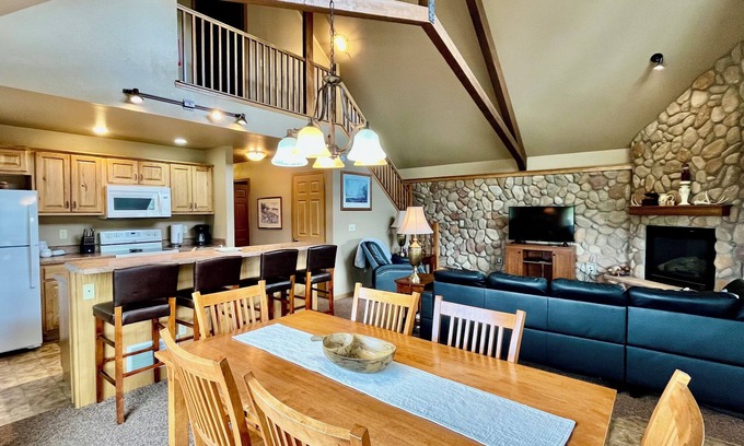 Red Lodge House | Golf Course Condo - Spacious 3 Bed, 3 Bath Condo with Hot tub, Sauna, & Pool
