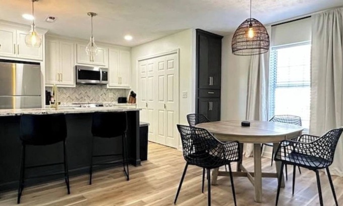 Mayhew House | Golf Course Views, Sunsets & Chill Vibes