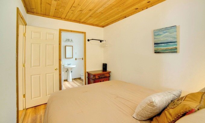 Cobb Cottage | Golf, Hike, Sip Wine: Cobb Mountain Cabin w/Patio