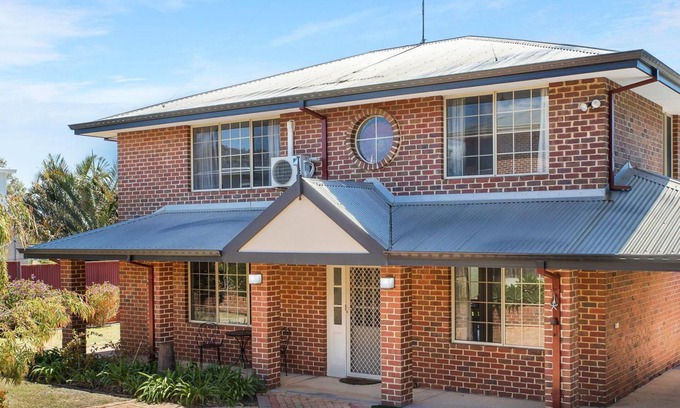 Falcon House | Good Vibes Falcon Bay