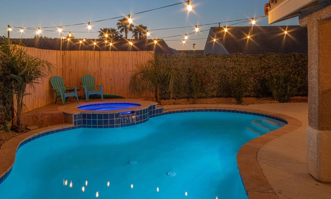 Henderson House | Good Vibes off the strip, 5BR, Secret room, 2 King Beds, Pool and Spa