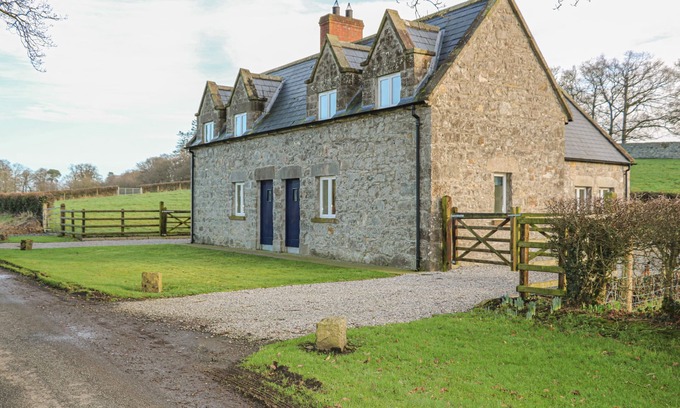 Caledon Cottage | GOOSE COTTAGE, pet friendly, character holiday cottage in Killylea