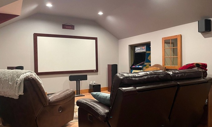 Hood River House | Gorge Getaway!.Custom Home w/Heated Pool/Hot tub/Sauna/Theatre room