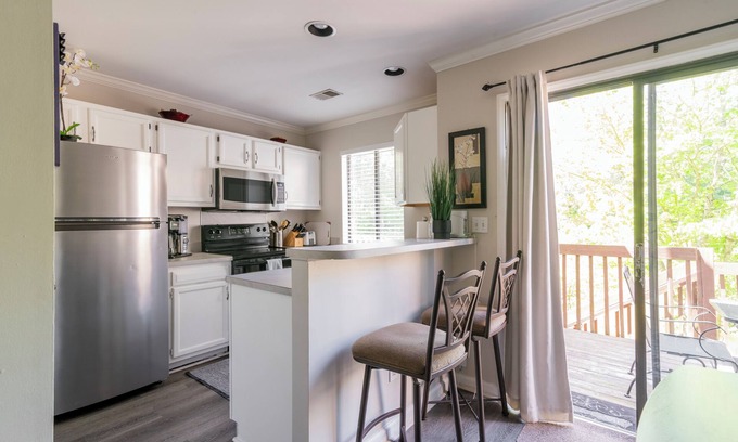 Raintree House | Gorgeous 2bd 1.5ba Townhome on Golf Course. 2 Queen beds and a sleeper sofa.