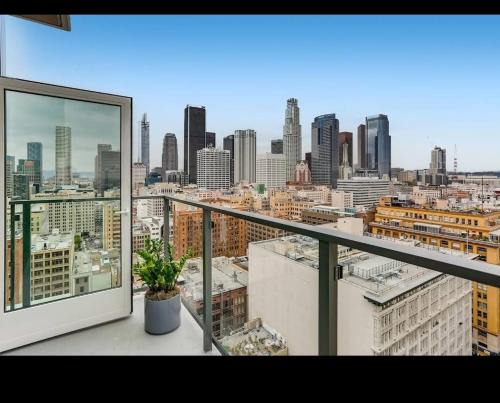 Downtown Los Angeles Apartment | Gorgeous 3BR High-Rise with Pool, Spa & City Views