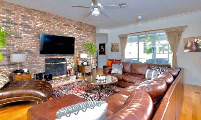 Alachua House | Gorgeous 4BR Home | University of Florida I Springs | Sleeps 15 - G01