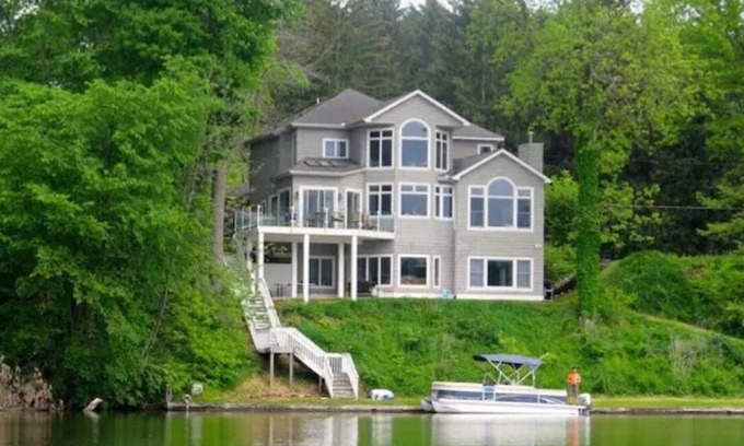 Berrien Springs House | Gorgeous 5BR/4BA private home in Wine Country