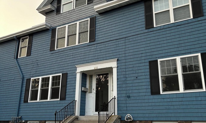 Manitowoc House | Gorgeous 6-bedroom house. Sleeps 16. .3 mile from the beach!