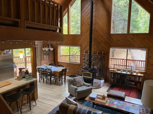 Arnold House | Gorgeous cabin in BLS with EV Chgr, Pool Access and Gameroom