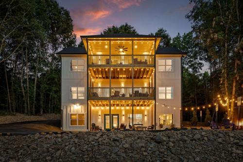 Rossville House | Gorgeous Cabin Surrounded by Trees in Fairview, Georgia