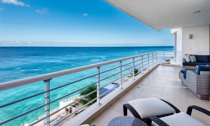 Zona Hotelera Norte Condo | Gorgeous Condo, Amazing Oceanfront views , Great Snorkeling out-front!