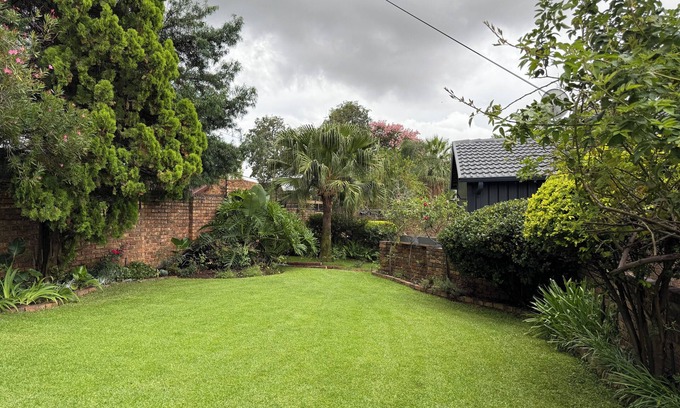 Moreleta Park House | Gorgeous cozy Modern interior 5-bed guesthouse with AC, pool, sauna in Pretoria